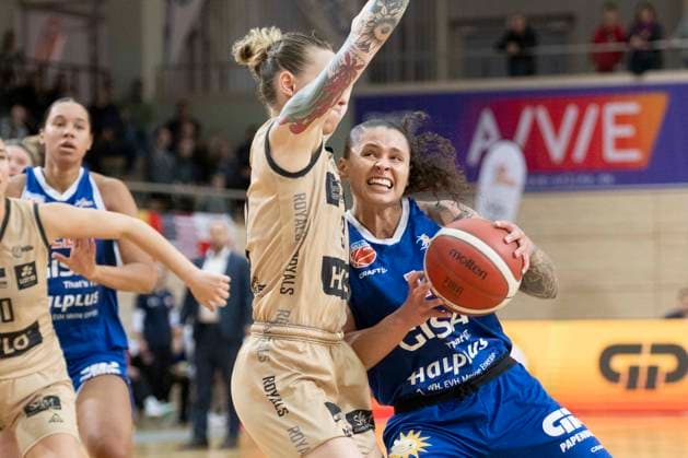 Halle, Deutschland 29. Oktober 2023: 1.BBL - Damen - 2023 2024 - Gisa Lions MBC vs. Inexio Roals Saarlouis v. li. im Zweikampf Sylwia Bujniak (Saarlouis) und Sabrina Haines (Halle) SWH.arena Sachsen Anhalt Copyright: xFotostandx xxBallaschx
