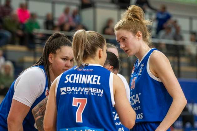 Halle, Deutschland 29. Oktober 2023: 1.BBL - Damen - 2023 2024 - Gisa Lions MBC vs. Inexio Roals Saarlouis v.li. Elea Gaba (Halle),Laura Schinkel (Halle) und Aleksandra Makurat (Halle) SWH.arena Sachsen Anhalt Copyright: xFotostandx xxBallaschx