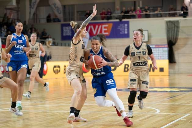 Halle, Deutschland 29. Oktober 2023: 1.BBL - Damen - 2023 2024 - Gisa Lions MBC vs. Inexio Roals Saarlouis v. li. im Zweikampf Sylwia Bujniak (Saarlouis) und Sabrina Haines (Halle) SWH.arena Sachsen Anhalt Copyright: xFotostandx xxBallaschx