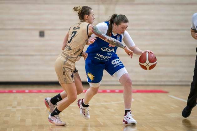 Halle, Deutschland 29. Oktober 2023: 1.BBL - Damen - 2023 2024 - Gisa Lions MBC vs. Inexio Roals Saarlouis v. li. im Zweikampf Sylwia Bujniak (Saarlouis) und Tayler Robertson (Halle) SWH.arena Sachsen Anhalt Copyright: xFotostandx xxBallaschx