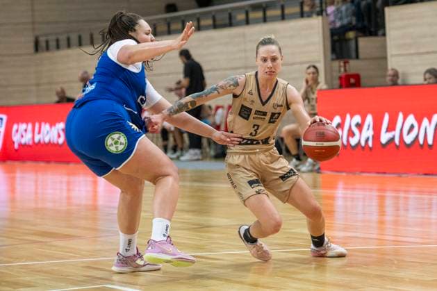 Halle, Deutschland 29. Oktober 2023: 1.BBL - Damen - 2023 2024 - Gisa Lions MBC vs. Inexio Roals Saarlouis v. li. im Zweikampf Elea Gaba (Halle) und Sylwia Bujniak (Saarlouis) SWH.arena Sachsen Anhalt Copyright: xFotostandx xxBallaschx