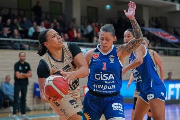 Destiny Littleton (Saarlouis, 11), Sabrina Haines (Lions, 1), Gisa Lions MBC - Saarlouis Royals, Damen Basketball Bundesliga, DBBL, 5. Spieltag, Saison 2023 2024, 29.10.2023, Halle SWH Arena Sachsen-Anhalt Deutschland