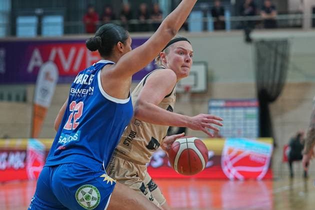 Courtney Warley (Lions, 22), Devon Brookshire (Saarlouis, 14), Gisa Lions MBC - Saarlouis Royals, Damen Basketball Bundesliga, DBBL, 5. Spieltag, Saison 2023 2024, 29.10.2023, Halle SWH Arena Sachsen-Anhalt Deutschland
