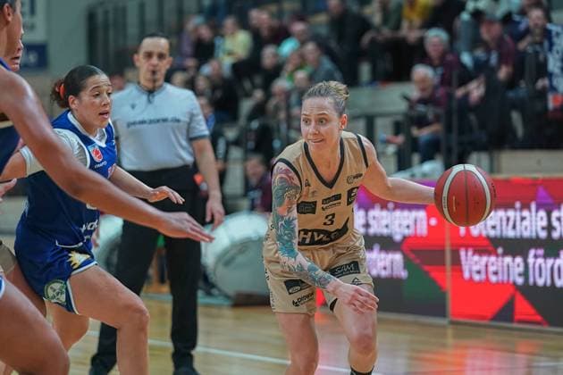 Anissa Pounds (Lions, 16), Sylwia Bujniak (Saarlouis, 3), Gisa Lions MBC - Saarlouis Royals, Damen Basketball Bundesliga, DBBL, 5. Spieltag, Saison 2023 2024, 29.10.2023, Halle SWH Arena Sachsen-Anhalt Deutschland
