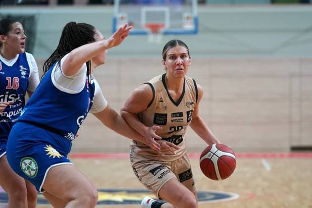 Elea Gaba (Lions, 17), Isabelle Spingola (Saarlouis, 30), Gisa Lions MBC - Saarlouis Royals, Damen Basketball Bundesliga, DBBL, 5. Spieltag, Saison 2023 2024, 29.10.2023, Halle SWH Arena Sachsen-Anhalt Deutschland