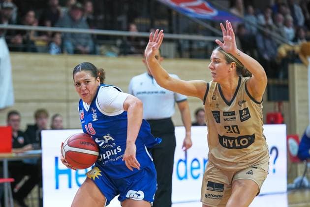 Anissa Pounds (Lions, 16), Isabelle Spingola (Saarlouis, 30), Gisa Lions MBC - Saarlouis Royals, Damen Basketball Bundesliga, DBBL, 5. Spieltag, Saison 2023 2024, 29.10.2023, Halle SWH Arena Sachsen-Anhalt Deutschland