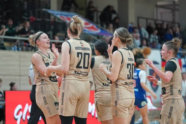 Saarlouis Jubel nach dem 70:78 Auswaertssieg, Gisa Lions MBC - Saarlouis Royals, Damen Basketball Bundesliga, DBBL, 5. Spieltag, Saison 2023 2024, 29.10.2023, Halle SWH Arena Sachsen-Anhalt Deutschland