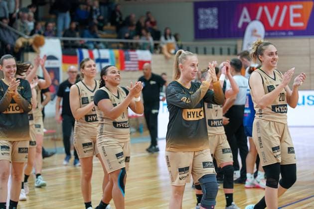 Saarlouis Jubel nach dem 70:78 Auswaertssieg, Gisa Lions MBC - Saarlouis Royals, Damen Basketball Bundesliga, DBBL, 5. Spieltag, Saison 2023 2024, 29.10.2023, Halle SWH Arena Sachsen-Anhalt Deutschland