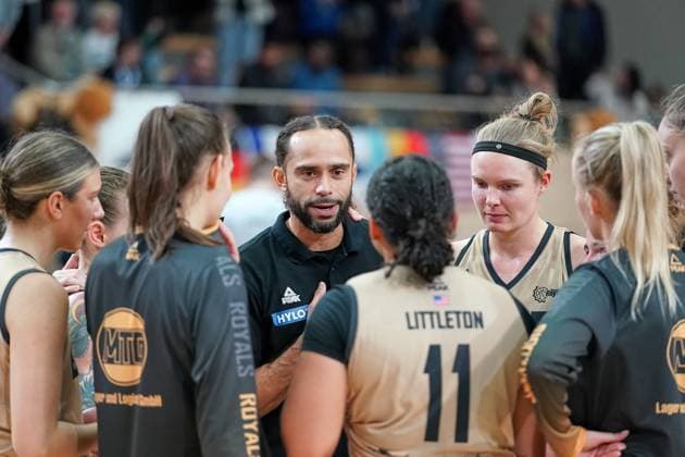 Ricky Easterling (Saarlouis, Headcoach) mit Spielerinnen nach 70:78 Auswaertssieg, Gisa Lions MBC - Saarlouis Royals, Damen Basketball Bundesliga, DBBL, 5. Spieltag, Saison 2023 2024, 29.10.2023, Halle SWH Arena Sachsen-Anhalt Deutschland