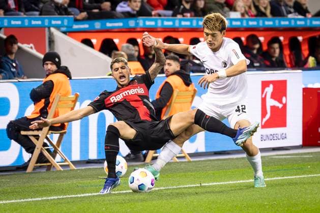 Sport Themen der Woche KW43 Bayer 04 Leverkusen vs. SC Freiburg, 29.10.2023 Leverkusen, Germany - October 29: Exequiel Palacios (Bayer 04 Leverkusen, Nr. 25) and Ritso Doan (SC Freiburg, 42) fighting during the Bundesliga match between Bayer 04 Leverkusen vs. SC Freiburg on matchday 9 at BayArena on October 29, 2023 in Leverkusen, Germany. DFL REGULATIONS PROHIBIT ANY USE OF PHOTOGRAPHS AS IMAGE SEQUENCES AND OR QUASI-VIDEO. *** Bayer 04 Leverkusen vs SC Freiburg, 29 10 2023 Leverkusen, Germany October 29 Exequiel Palacios Bayer 04 Leverkusen, Nr 25 and Ritso Doan SC Freiburg, 42 fighting during the Bundesliga match between Bayer 04 Leverkusen vs SC Freiburg on matchday 9 at BayArena on October 29, 2023 in Leverkusen, Germany DFL REGULATIONS PROHIBIT ANY USE OF PHOTOGRAPHS AS IMAGE SEQUENCES AND OR QUASI VIDEO Copyright: xBEAUTIFULxSPORTS AxelxKohringx