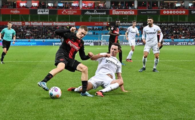 Florian Wirtz (Bayer 04 Leverkusen), li., umspielt Nicolas Höfler (SC Freiburg) und erzielt das Tor zum 1:0 29.10.2023, Fussball GER, Saison 2023 2024, 1. Bundesliga, 9. Spieltag, Bayer 04 Leverkusen - SC Freiburg Leverkusen BayArena Nordrhein Westfalen Deutschland *** Florian Wirtz Bayer 04 Leverkusen , left , gets around Nicolas Höfler SC Freiburg and scores the goal to 1 0 29 10 2023, Football GER, Season 2023 2024, 1 Bundesliga, Matchday 9, Bayer 04 Leverkusen SC Freiburg Leverkusen BayArena Nordrhein Westfalen Germany Team2