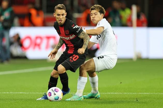 GER, 1.FBL. Bayer 04 Leverkusen vs. SC Freiburg 29.10.2023, BayArena, Leverkusen, GER, 1.FBL. Bayer 04 Leverkusen vs. SC Freiburg, im Bild Alejandro Grimaldo (Leverkusen 20), im Zweikampf gegen Ritsu Doan (SC Freiburg 42),