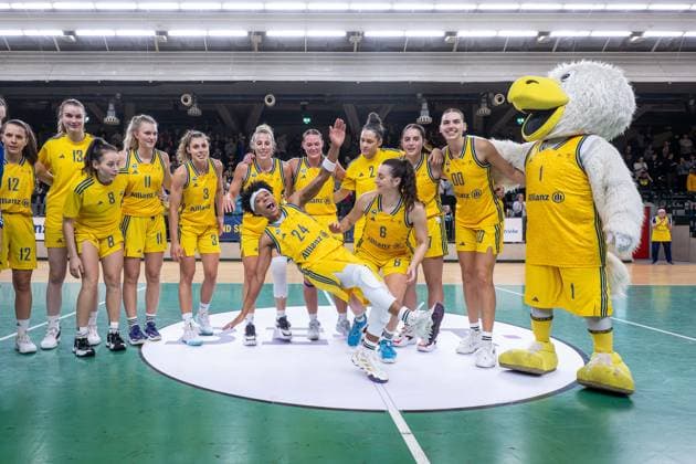 Bilder des Jahres 2023, Sport 10 Oktober Sport Themen der Woche KW43 Sport Bilder des Tages Basketball Berlin 29.10.2023 Saison 2023 2024 1. Bundesliga DBBL Alba Berlin - Eisvögel Freiburg Jubel Alba Team nach Sieg *** Basketball Berlin 29 10 2023 season 2023 2024 1 Bundesliga DBBL Alba Berlin Eisvögel Freiburg jubilation Alba team after victory