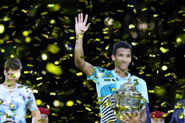 Bilder des Jahres 2023, Sport 10 Oktober Sport Themen der Woche KW43 Sport Bilder des Tages Tennis Swiss Indoors Final Basel PHOTOPQR L ALSACE JfFREY ; Bâle ; 29 10 2023 ; Felix Auger-Alliasime avec la coupe de vainqueur du tournoi de Tennis ATP, Tennis Herren Swiss Indoors à Bâle le 29 Octobre 2023. OCT 29TH SWISS INDOORS Bâle France  Copyright: xPHOTOPQR L ALSACE MAXPPPxJfFREYx 20231029ALS6231 20231029ALS6231