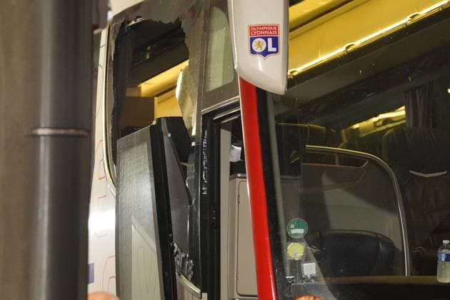 Sport Themen der Woche KW43 Le bus de l™Olympique Lyonnais agressÃ par les supporters de l™Olympique de Marseille - L™entraoneu Fabio Grosso blessÃ . FOOTBALL : Olympique de Marseille vs Olympique Lyonnais - Ligue 1 Uber Eats - Marseille - 29 10 2023 NorbertScanella Panoramic 