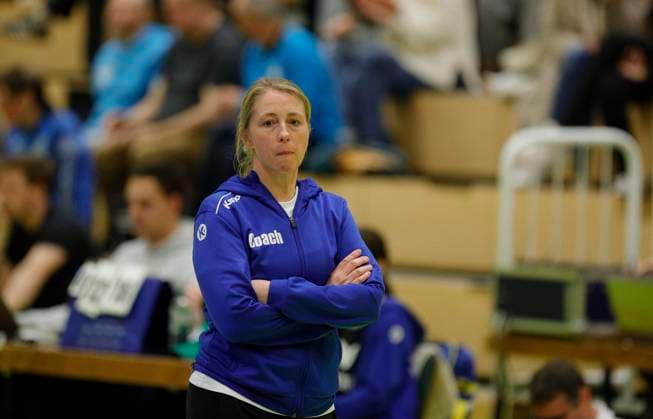 Volleyball Hessen - 2. Bundesliga - Süd Frauen 29.10.2023 TG Bad Soden (ws) - VC Wiesbaden II (rot) v.l. Trainerin Kerstin Dudichum-Kiene (TG Bad Soden) TG Bad Soden - VC Wiesbaden II