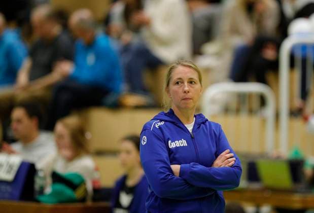 Volleyball Hessen - 2. Bundesliga - Süd Frauen 29.10.2023 TG Bad Soden (ws) - VC Wiesbaden II (rot) v.l. Trainerin Kerstin Dudichum-Kiene (TG Bad Soden) TG Bad Soden - VC Wiesbaden II