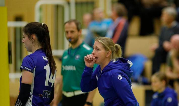 Volleyball Hessen - 2. Bundesliga - Süd Frauen 29.10.2023 TG Bad Soden (ws) - VC Wiesbaden II (rot) v.l. Anna Koptyeva (TG Bad Soden - Nr. 14), Trainerin Kerstin Dudichum-Kiene (TG Bad Soden) TG Bad Soden - VC Wiesbaden II