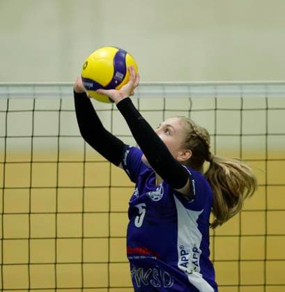 Volleyball Hessen - 2. Bundesliga - Süd Frauen 29.10.2023 TG Bad Soden (ws) - VC Wiesbaden II (rot) v.l. Chiara Fach (TG Bad Soden - Nr. 5) TG Bad Soden - VC Wiesbaden II