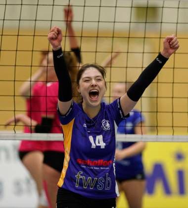 Volleyball Hessen - 2. Bundesliga - Süd Frauen 29.10.2023 TG Bad Soden (ws) - VC Wiesbaden II (rot) v.l. Anna Koptyeva (TG Bad Soden - Nr. 14) TG Bad Soden - VC Wiesbaden II