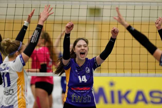 Volleyball Hessen - 2. Bundesliga - Süd Frauen 29.10.2023 TG Bad Soden (ws) - VC Wiesbaden II (rot) v.l. Monika Dolezajova (TG Bad Soden - Nr. 11), Anna Koptyeva (TG Bad Soden - Nr. 14) TG Bad Soden - VC Wiesbaden II