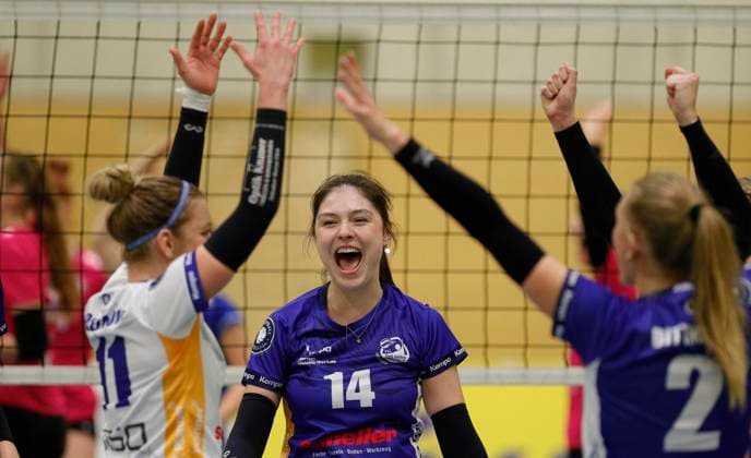 Volleyball Hessen - 2. Bundesliga - Süd Frauen 29.10.2023 TG Bad Soden (ws) - VC Wiesbaden II (rot) v.l. Monika Dolezajova (TG Bad Soden - Nr. 11), Anna Koptyeva (TG Bad Soden - Nr. 14), Fiona Dittmann (TG Bad Soden - Nr. 2) TG Bad Soden - VC Wiesbaden II