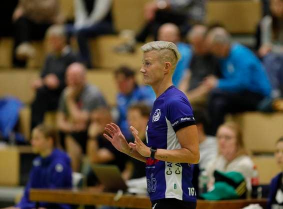 Volleyball Hessen - 2. Bundesliga - Süd Frauen 29.10.2023 TG Bad Soden (ws) - VC Wiesbaden II (rot) v.l. Pamela Blazek (TG Bad Soden - Nr. 6) TG Bad Soden - VC Wiesbaden II