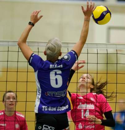 Volleyball Hessen - 2. Bundesliga - Süd Frauen 29.10.2023 TG Bad Soden (ws) - VC Wiesbaden II (rot) v.l. Pamela Blazek (TG Bad Soden - Nr. 6), Hannah Hattemer (VC Wiesbaden - Nr. 14) TG Bad Soden - VC Wiesbaden II