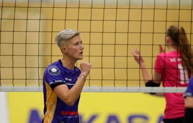 Volleyball Hessen - 2. Bundesliga - Süd Frauen 29.10.2023 TG Bad Soden (ws) - VC Wiesbaden II (rot) v.l. Pamela Blazek (TG Bad Soden - Nr. 6) TG Bad Soden - VC Wiesbaden II