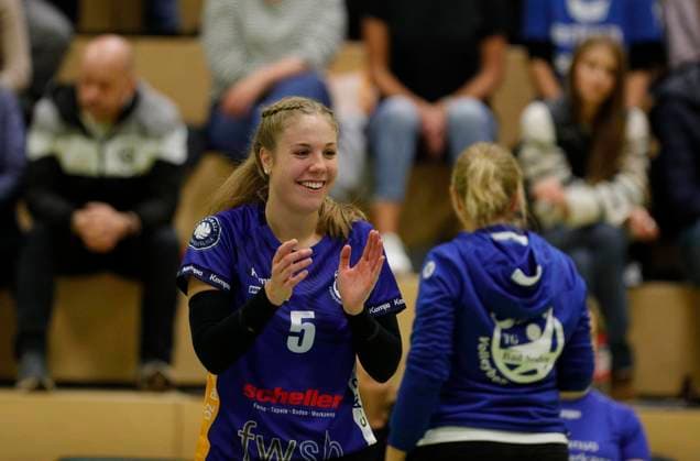 Volleyball Hessen - 2. Bundesliga - Süd Frauen 29.10.2023 TG Bad Soden (ws) - VC Wiesbaden II (rot) v.l. Chiara Fach (TG Bad Soden - Nr. 5) TG Bad Soden - VC Wiesbaden II