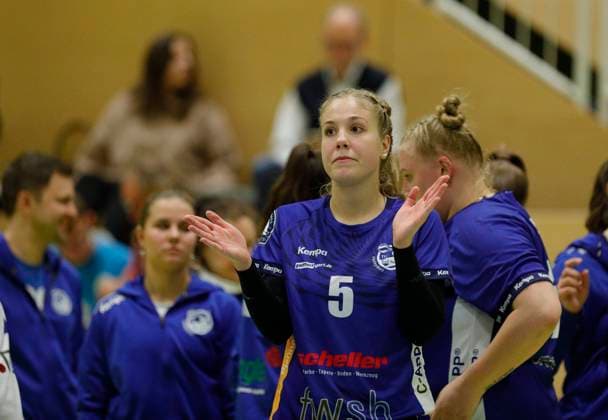 Volleyball Hessen - 2. Bundesliga - Süd Frauen 29.10.2023 TG Bad Soden (ws) - VC Wiesbaden II (rot) v.l. Chiara Fach (TG Bad Soden - Nr. 5) TG Bad Soden - VC Wiesbaden II