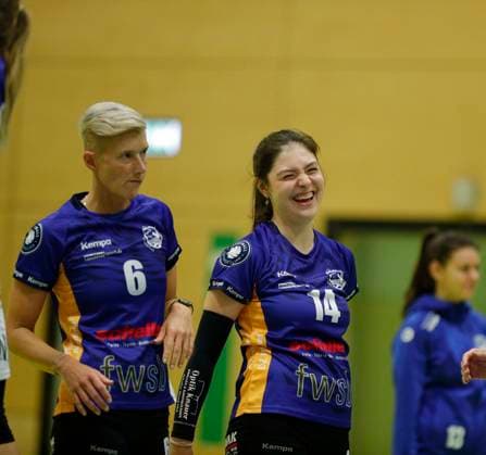 Volleyball Hessen - 2. Bundesliga - Süd Frauen 29.10.2023 TG Bad Soden (ws) - VC Wiesbaden II (rot) v.l. Pamela Blazek (TG Bad Soden - Nr. 6), Anna Koptyeva (TG Bad Soden - Nr. 14) TG Bad Soden - VC Wiesbaden II