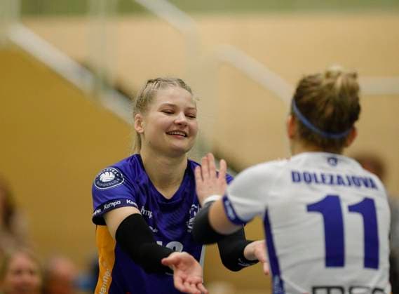 Volleyball Hessen - 2. Bundesliga - Süd Frauen 29.10.2023 TG Bad Soden (ws) - VC Wiesbaden II (rot) v.l. Simona Budryte (TG Bad Soden - Nr. 18), Monika Dolezajova (TG Bad Soden - Nr. 11) TG Bad Soden - VC Wiesbaden II