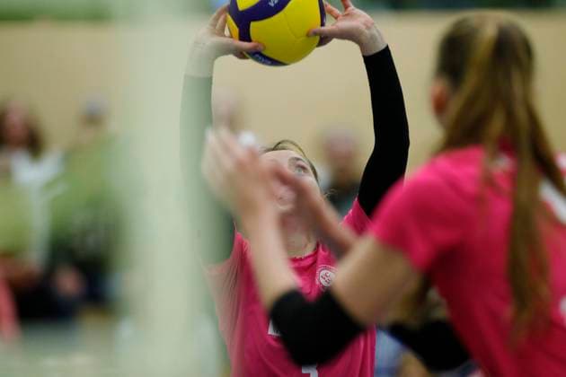 Volleyball Hessen - 2. Bundesliga - Süd Frauen 29.10.2023 TG Bad Soden (ws) - VC Wiesbaden II (rot) v.l. Pauline Schultz (VC Wiesbaden - Nr. 3) TG Bad Soden - VC Wiesbaden II