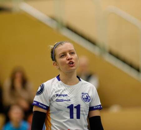 Volleyball Hessen - 2. Bundesliga - Süd Frauen 29.10.2023 TG Bad Soden (ws) - VC Wiesbaden II (rot) v.l. Monika Dolezajova (TG Bad Soden - Nr. 11) TG Bad Soden - VC Wiesbaden II