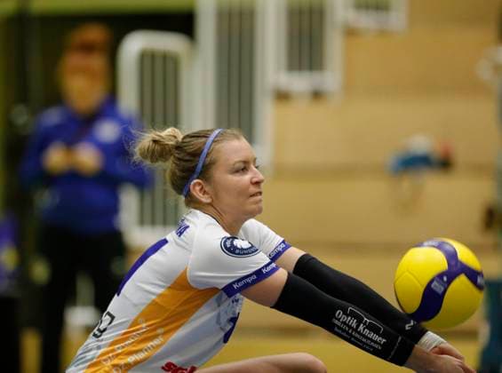Volleyball Hessen - 2. Bundesliga - Süd Frauen 29.10.2023 TG Bad Soden (ws) - VC Wiesbaden II (rot) v.l. Monika Dolezajova (TG Bad Soden - Nr. 11) TG Bad Soden - VC Wiesbaden II