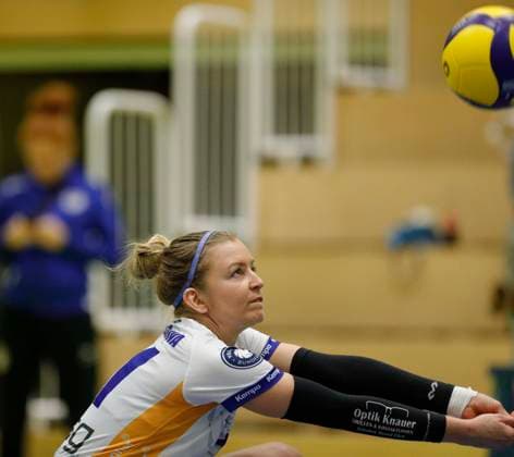 Volleyball Hessen - 2. Bundesliga - Süd Frauen 29.10.2023 TG Bad Soden (ws) - VC Wiesbaden II (rot) v.l. Monika Dolezajova (TG Bad Soden - Nr. 11) TG Bad Soden - VC Wiesbaden II