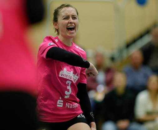 Volleyball Hessen - 2. Bundesliga - Süd Frauen 29.10.2023 TG Bad Soden (ws) - VC Wiesbaden II (rot) v.l. Pauline Schultz (VC Wiesbaden - Nr. 3) TG Bad Soden - VC Wiesbaden II