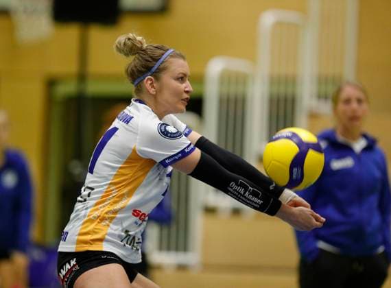 Volleyball Hessen - 2. Bundesliga - Süd Frauen 29.10.2023 TG Bad Soden (ws) - VC Wiesbaden II (rot) v.l. Monika Dolezajova (TG Bad Soden - Nr. 11) TG Bad Soden - VC Wiesbaden II