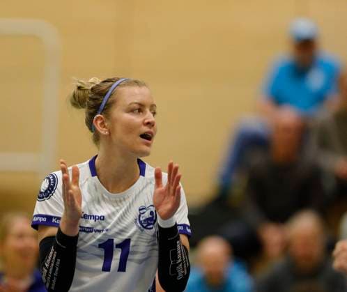 Volleyball Hessen - 2. Bundesliga - Süd Frauen 29.10.2023 TG Bad Soden (ws) - VC Wiesbaden II (rot) v.l. Monika Dolezajova (TG Bad Soden - Nr. 11) TG Bad Soden - VC Wiesbaden II