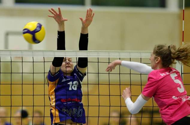 Volleyball Hessen - 2. Bundesliga - Süd Frauen 29.10.2023 TG Bad Soden (ws) - VC Wiesbaden II (rot) v.l. Simona Budryte (TG Bad Soden - Nr. 18), Jennifer Böhler (VC Wiesbaden - Nr. 5) TG Bad Soden - VC Wiesbaden II