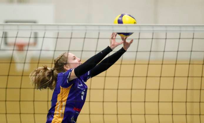 Volleyball Hessen - 2. Bundesliga - Süd Frauen 29.10.2023 TG Bad Soden (ws) - VC Wiesbaden II (rot) v.l. Chiara Fach (TG Bad Soden - Nr. 5) TG Bad Soden - VC Wiesbaden II