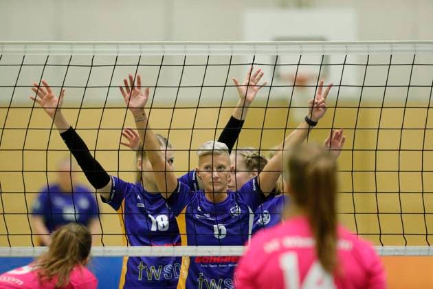 Volleyball Hessen - 2. Bundesliga - Süd Frauen 29.10.2023 TG Bad Soden (ws) - VC Wiesbaden II (rot) v.l. Simona Budryte (TG Bad Soden - Nr. 18), Pamela Blazek (TG Bad Soden - Nr. 6) TG Bad Soden - VC Wiesbaden II