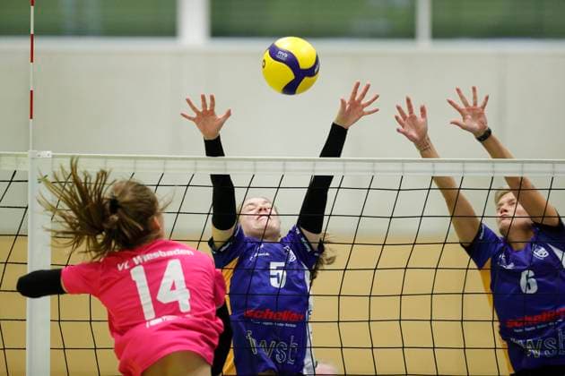 Volleyball Hessen - 2. Bundesliga - Süd Frauen 29.10.2023 TG Bad Soden (ws) - VC Wiesbaden II (rot) v.l. Hannah Hattemer (VC Wiesbaden - Nr. 14), Chiara Fach (TG Bad Soden - Nr. 5) TG Bad Soden - VC Wiesbaden II