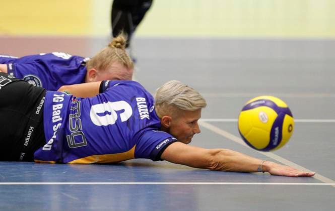 Volleyball Hessen - 2. Bundesliga - Süd Frauen 29.10.2023 TG Bad Soden (ws) - VC Wiesbaden II (rot) v.l. Pamela Blazek (TG Bad Soden - Nr. 6) TG Bad Soden - VC Wiesbaden II