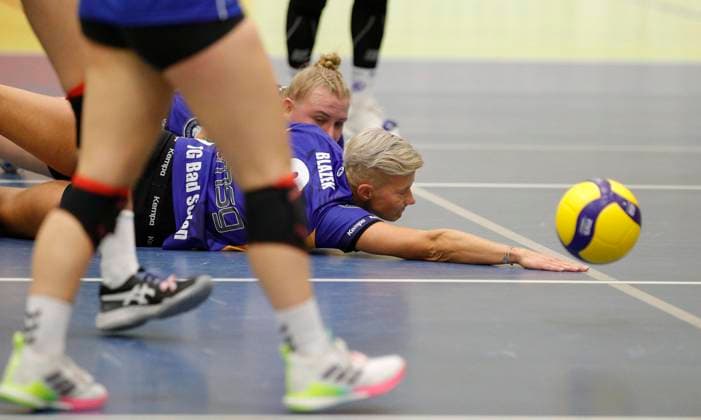 Volleyball Hessen - 2. Bundesliga - Süd Frauen 29.10.2023 TG Bad Soden (ws) - VC Wiesbaden II (rot) v.l. Pamela Blazek (TG Bad Soden - Nr. 6) TG Bad Soden - VC Wiesbaden II