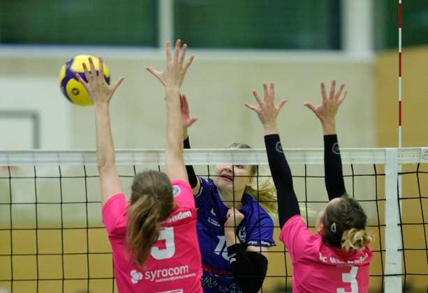 Volleyball Hessen - 2. Bundesliga - Süd Frauen 29.10.2023 TG Bad Soden (ws) - VC Wiesbaden II (rot) v.l. Olga Muchina (VC Wiesbaden - Nr. 9), Simona Budryte (TG Bad Soden - Nr. 18), Pauline Schultz (VC Wiesbaden - Nr. 3) TG Bad Soden - VC Wiesbaden II