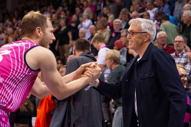 Bundestrainer Gordon HERBERT (GER, re.) gratuliert Christian SENGFELDER (BON, li.) zum Sieg im 500. Heimspiel der Telekom Baskets Bonn. Endstand 90:68, Basketball 1.Bundesliga Telekom Baskets Bonn-HAKRO Merlins Crailsheim BON vs CRA 5. Spieltag, im T E L E K O M D O M E, am 28.10.2023 Â