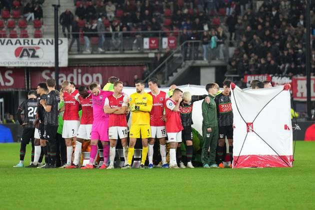 ALKMAAR - Players stand around Bas Dost of NEC Nijmegen after he collapsed during the Dutch Eredivisie match between AZ Alkmaar and NEC Nijmegen at the AFAS stadium on October 29, 2023 in Alkmaar, Netherlands. ANP ED VAN DE POL Dutch Eredivisie 2023 2024 xVIxANPxSportx xxANPxIVx 482475267 originalFilename: 482475267.jpg
