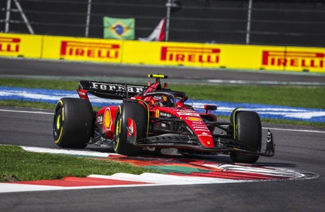 55 SAINZ Carlos (spa), Scuderia Ferrari SF-23, action during the 2023 Formula 1 Grand Premio de la Ciudad de Mexico, 19th round of the 2023 Formula One World Championship, WM, Weltmeisterschaft from October 27 to 29, 2023 on the Autodromo Hermanos Rodriguez, in Mexico City, Mexico - F1 - MEXICO CITY GRAND PRIX 2023 - RACE DPPI Panoramic  G0OD6864